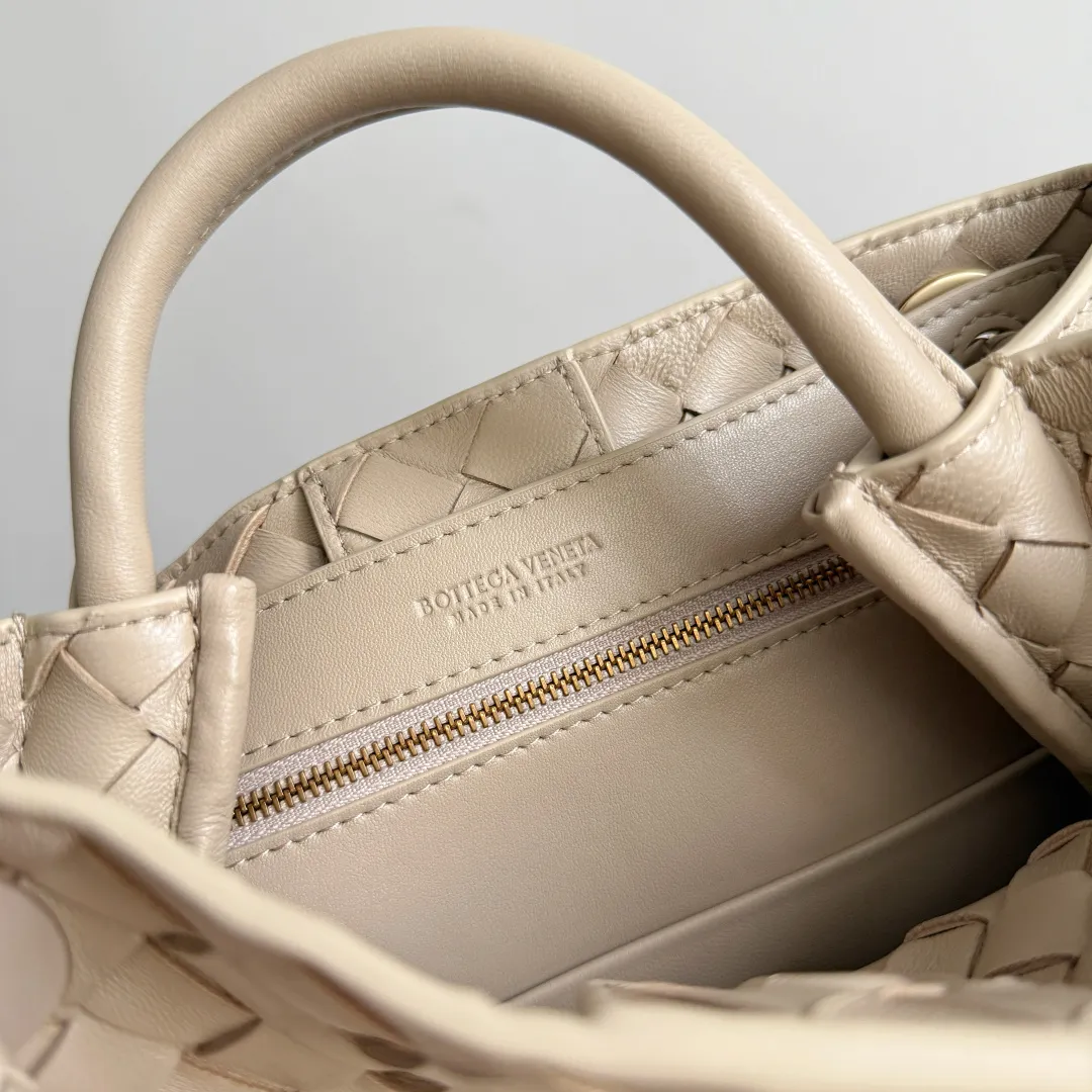 The new Andiamo batch of 3060 BV is shipped‼ ️The classic intercciato weaving process is used to create a soft bag, the metal knot is made of micro-cast aluminum using jewelry technology🪢, and the decorative beads are made of metal and hand-polished oak, allowing you to jump repeatedly between elegance and fun💃, making it unpredictable. Classic and versatile, it shows off your temperament, and the bag has a large capacity, making it very convenient for daily commuting! It has a variety of carrying methods, the shoulder straps can be adjusted by yourself, the original lambskin feels soft and delicate, and the unisex style breaks gender boundaries and brings a more practical and long-lasting use experience. The Andiamo, which has both elegant and casual styles, perfectly interprets the "fashionable old money style". Style number: 743568+wood hardware Color: light brown Size: 25*22*10.5cm